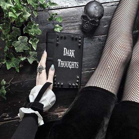 Gothic Victorian Aesthetic, Olivia Emily, Gothic Academia, Goth Dark Academia, Bios Para Instagram, Aesthetic Goth, Victorian Aesthetic, Gothic Aesthetic, Witch Aesthetic