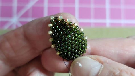 Seed Bead Leaf Pattern, Seed Bead Patterns Tutorials, Bead Loom Tutorial, Bead Alphabet, Seed Bead Loom, Beaded Leaves, Seed Bead Bracelets Tutorials, Alphabet Patterns, Beaded Flowers Patterns