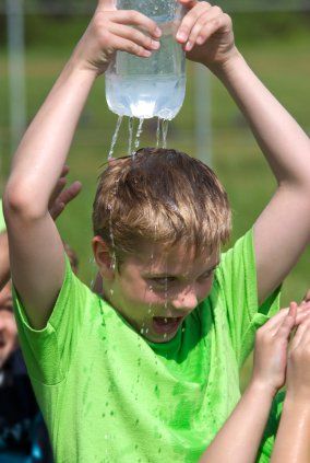 Here are 19 fun water games you can play at family reunions, youth activities, play dates, or just because! Fun Water Games, Outdoor Water Games, Permainan Kerjasama Tim, Field Day Games, Picnic Games, Duck Duck Goose, Water Games For Kids, Minute To Win It Games, Drip Drip