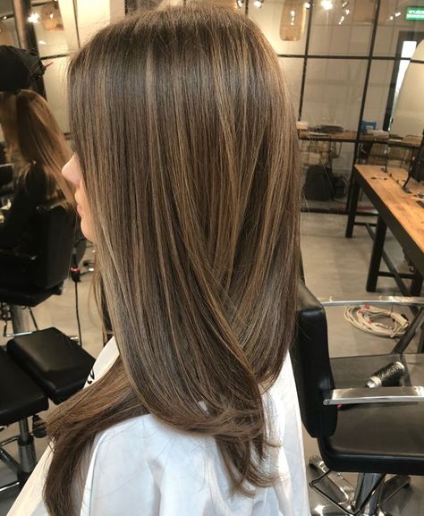 Light Brunette Hair, Rambut Brunette, Black Hair Balayage, Kadeřnické Trendy, Brown Hair Looks, Honey Brown Hair, Brown Hair Inspo, Brunette Hair With Highlights, Dark Hair With Highlights