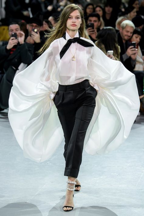 Alexandre Vauthier Spring 2019 Couture collection, runway looks, beauty, models, and reviews. 2019 Couture, Collection Couture, Chanel Tote, Atelier Versace, Mode Boho, Spring Couture, Couture Mode, Alexandre Vauthier, Moda Boho