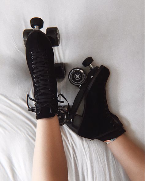 Rollerskate Aesthetic, Rollerblading Aesthetic, Roller Skates Black, Skater Core, Roller Skates Fashion, Warrior Shoes, Girls Roller Skates, Colorful Wardrobe, Skating Aesthetic