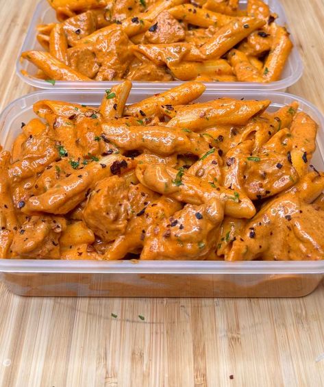 Jalal Sameja - Creamy Spicy Chipotle Chicken Pasta - 533 Calories Spicy Chipotle Chicken, Chipotle Chicken Pasta, Pasta Meal Prep, Chipotle Pasta, Chipotle Paste, Raw Chicken Breast, Protein Pasta, Chilli Paste, Chipotle Chicken