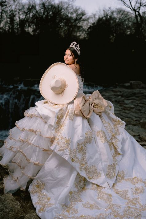 Charro Quinceanera Photoshoot, Vaquero Quinceanera Dresses, Charro Wedding Dress, Charro Decorations For 15, Quinceanera Outfits, Western Quinceanera Ideas, Quinceanera Picture Ideas, Western Quince, Mariachi Quinceanera