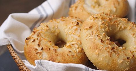 Baked Bagels, Onion Bagel, Bagel Toppings, Soft Pretzel Recipe, Cheese Bagels, Artisan Bread Recipes, Bagel Shop, Zucchini Squash, Biscuit Rolls