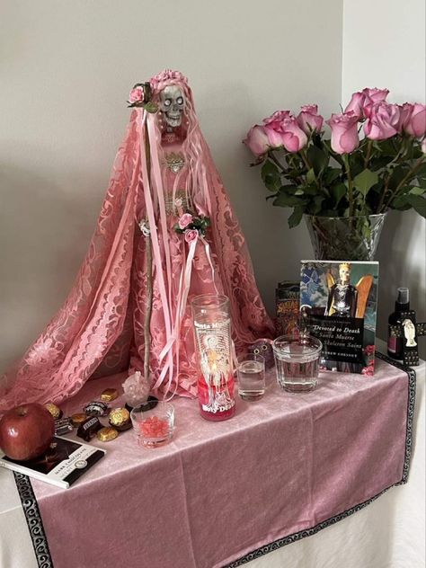 Santa Muerte Altar Ideas, Pink Santa Muerte, Lara + Core + Aesthetic, Santa Muerte Wallpaper, Santa Muerte Altar, Dia De Los Muertos Party Ideas, Santa Muerte Prayer, Small Girly Tattoos, Black Magick