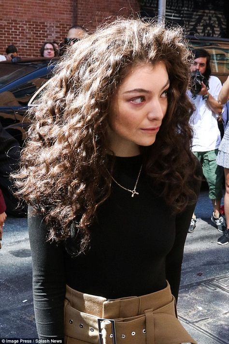 Looks sore: Lorde told her Instagram followers that her eye was 'weeping and screaming'... Californian Hair, Lorde Hair, Lustrous Hair, Taylor Swift Hair, Casual Hairstyles, Badass Women, Justin Timberlake, Lorde, Long Curly Hair