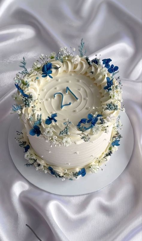 Tårta Design, Vintage Pasta, 22nd Birthday Cakes, Small Birthday Cakes, Blue Birthday Cakes, Vintage Birthday Cakes, 21st Cake, Cake Mini, 21st Birthday Cakes