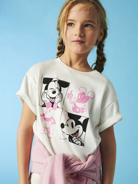 Round neck T-shirt with short sleeves and a Mickey ©Disney print. Contrast Mickey ©Disney print on the front. Made of a pleasant 100% cotton fabric. Perfect for wearing by itself or as part of an outfit. Disney Outfits Girls, Cute Disney Outfits, Disney Print, Disney T Shirt, Disney Fashion, Girls Graphic Tee, Disney Tees, Kids Collection