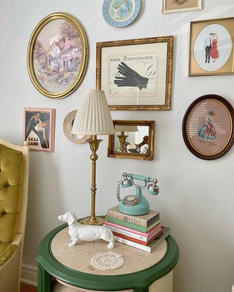 Vintage European Home Decor, Art Wall Vintage, Wes Anderson Inspired Bedroom, Wes Anderson Aesthetic Bedroom, Vintage Colorful Decor, Wes Anderson Aesthetic Design, Gold Vintage Room Aesthetic, Wes Anderson Home Aesthetic, Wes Anderson Home Decor