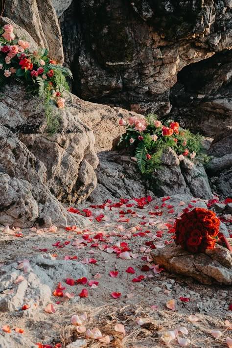 Romantic Proposal by Lake Coeur d'Alene via Rocky Mountain Bride Mountain Top Proposal Ideas, Proposal By The Lake, Proposal On Mountain, Proposal Ideas Hiking, Wedding Proposals Simple, Mountain Proposal Ideas, Mountains Proposal, Simple Proposal Ideas Engagement, Nature Proposal