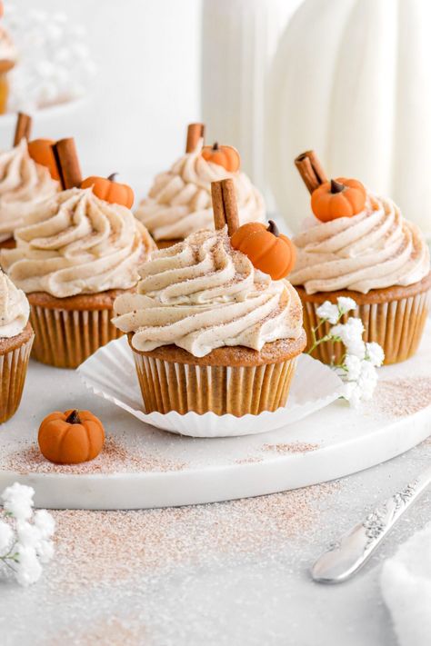 If Fall could have a favorite cupcake, it would be these oh-so delicious Pumpkin Cupcakes with Spiced Buttercream Frosting! Easy to make, tender, moist, and full of pumpkin flavor. The best part? These cupcakes are ready in less than an hour! Pumpkin Cupcakes Easy, Amazing Thanksgiving Desserts, Chai Latte Cupcakes, Spiced Buttercream, Bakers Table, Fall Cupcakes, Pumpkin Chai, Cupcake Flavors, Spice Cupcakes