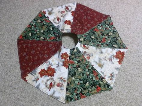 Easy Tree Skirt, Small Christmas Tree Skirts, Diy Christmas Tree Skirt, Make A Skirt, Easy Christmas Tree, Homemade Christmas Tree, Christmas Tree Skirts Patterns, Christmas Quilting Projects, Christmas Quilt Blocks