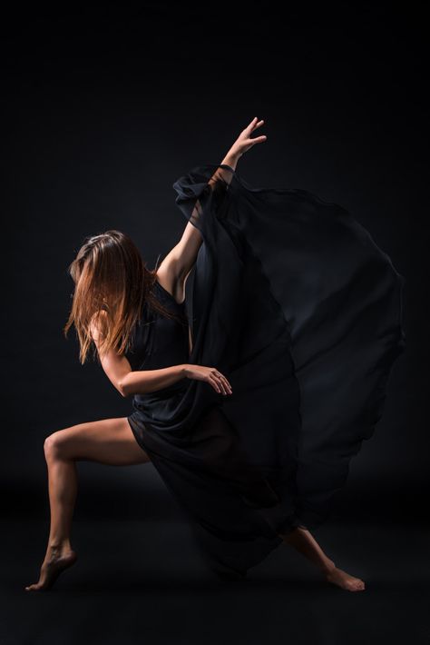 Contemporary Dance Photography Poses, Modern Dance Poses, Contemporary Dance Photography, Jazz Dance Poses, Modern Contemporary Dance, Quince Photoshoot Ideas, Vestido Beige, Dance Photoshoot, Dance Pics