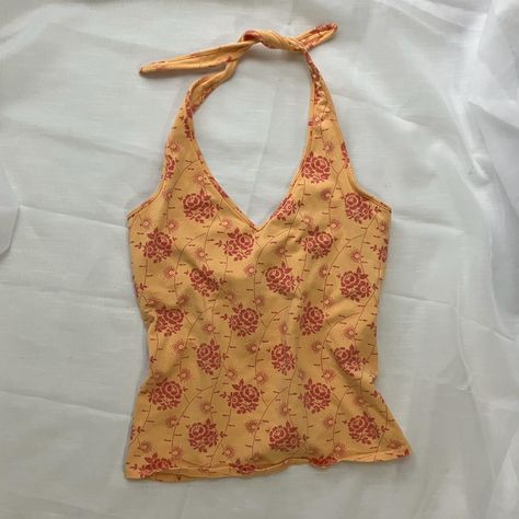 Gap Stretch beachy halter top ☀️ vintage 2000s top... - Depop Vintage Summer Tops, Diy Halter Top Pattern, Cute Tops To Sew, Vintage Tops 90s, Fun Tank Tops, Halter Top Sewing, 2000 Tops, 90s Halter Top, Halter Top Outfit