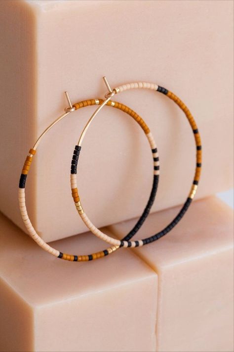 Modern Beaded Jewelry, Handmade Jewelry Ideas Earrings, Easy Diy Earrings, Seed Bead Hoop Earrings, Olympia Washington, Half Hoop Earrings, Beaded Earrings Tutorials, Beaded Earrings Diy, Beading Jewelery