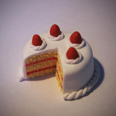 Vanilla and strawberry polymer clay cake! Polymer Cake, Polymer Clay Strawberry, Clay Strawberry, Polymer Clay People, Polymer Clay Cupcake, Crea Fimo, Clay Cake, Polymer Clay Cake, Clay People