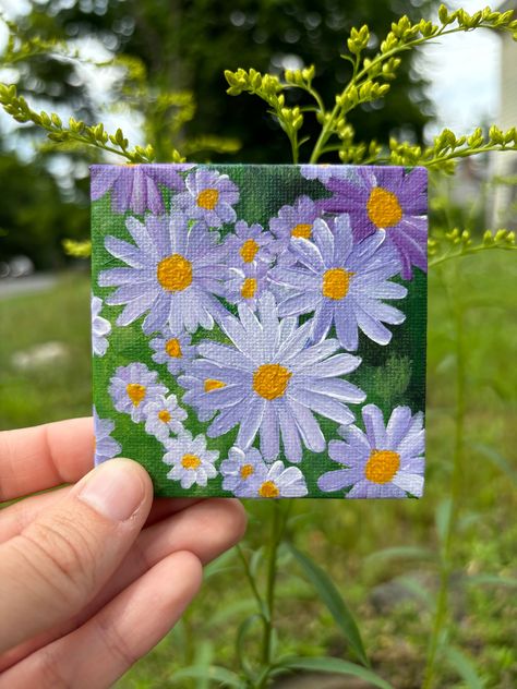 Simple Purple Flower Painting, Acrylic Flower Painting Canvas, Daisy Painting Easy, Small Floral Paintings, Mini Canvas Paintings Easy, Mini Paintings Ideas, Tiny Canvas Painting Ideas, Daisy Paintings, Tiny Canvas Painting