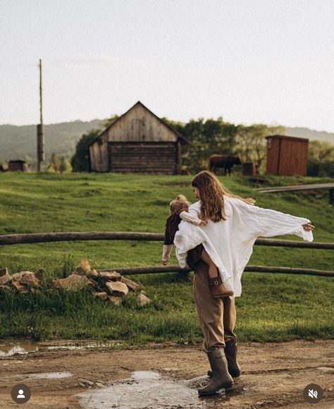 Fall Maternity Outfits For Photoshoot Casual, 2 Under 2 Aesthetic, Farm Lifestyle Photography, Baby Farm Photoshoot, Family Photoshoot Autumn, Ro Birkey, Country Family Photography, Family Farm Photos, Farm Photoshoot