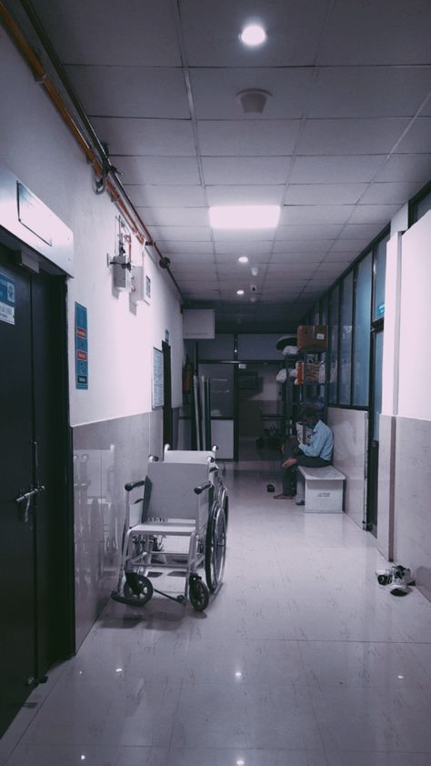 Hospital corridor low light scary Old Hospital Room Aesthetic, Scary Hospital Room, Dark Hospital Aethstetic, Hospital Dark Aesthetic, Old Hospital Room, Scary Hospital, Creepy Hospital, Vision Board Assignment, Hospital Lighting