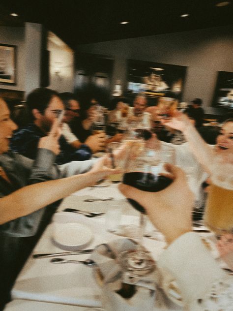 Slightly blurry photo of friends and family sitting at a long table cheering together glasses of wine. Dinner Party Aesthetic Outfit, Night Blurry Aesthetic, Summer Dinner With Friends, Party Aesthetic Outfit, Friends Dinner Party, Aesthetic Dinner Party, Dinner Party Aesthetic, Group Dinner, Fancy Dinner Party