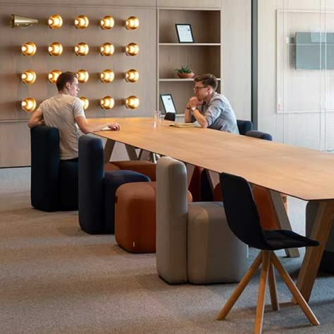 Collaboration Room Office Spaces, Collaboration Spaces In Offices, Modern Co Working Space Design, Collaborative Spaces Workspaces, Communal Office Space Ideas, Workplace Design Collaborative Space, Meeting Space Design, Contemporary Office Interior Design, Meeting Room Design Creative