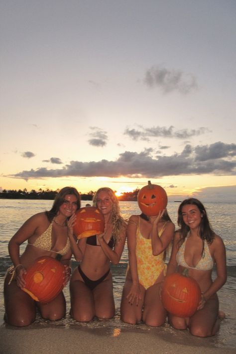 Girls holding pumpkins on the beach with friends as the sun sets in Hawaii wearing cute matching trendy bikinis Friends Fall Aesthetic, Halloween With Friends, Instagram Photo Ideas, Ideas For Halloween, Cute Instagram, Beach Vacation, Photo Ideas, Pumpkins, The Beach