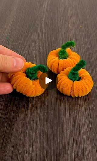 Christmas Crafts For Kids Pipe Cleaners, Pipe Cleaner Crafts For Kids Halloween, Halloween Crafts With Pipe Cleaners, Cork Pumpkins Fall Crafts, Thanksgiving Pipe Cleaner Crafts, Pumpkin Pipe Cleaner Craft, Diy With Pipe Cleaners, Fall Pipe Cleaner Crafts, Pipe Cleaner Crafts For Toddlers