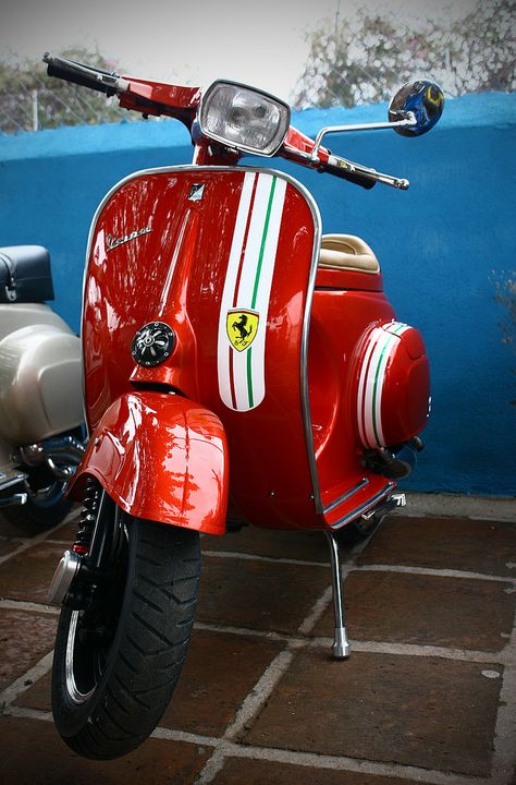 Vespa Primavera - Ferrari paint job.                                                                                                                                                      Más Scooter Garage, Vespa Special, Vespa Smallframe, Red Vespa, Vespa Bike, Custom Vespa, Vespa 150, Vespa Ape, Vespa 50