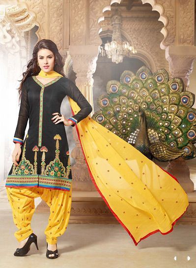 Punjabi Suits Patiala, Patiala Salwar Suits, Punjabi Fashion, Kameez Designs, Punjabi Outfits, Desi Wear, Simple Kurti Designs, Salwar Kamiz, Desi Clothes