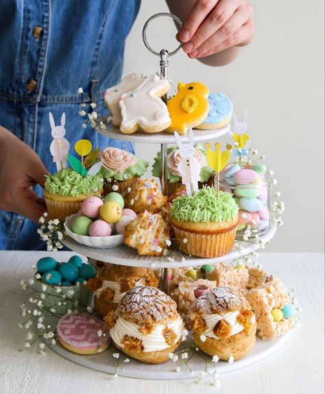 Easter Sweet Table, Easter Platter, Easter Tea Party, Rice Cereal Treats, Easter Lunch, Decorações Com Comidas, Afternoon Tea Party, Types Of Desserts, Cake Cream