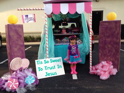 Tis so sweet to trust in Jesus. Trunk or treat. Willy wonka Candy Land Trunk Or Treat, Trunk Or Treat Kits, Candy Topiary, Hallowen Ideas, Wreath Candy, Candyland Birthday, Candy Land Christmas Decorations Diy, Candy Land Christmas Decorations Outdoor, Candyland Party