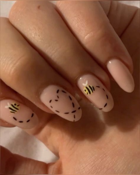 Flower And Bee Nails, Bee Nail Ideas, Nails Bees, Bee Nails Design, Bumblebee Nails, Bee Nail Designs, Springtime Nails, Bee Nail Art, Nails Xoxo