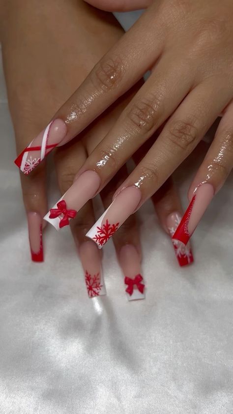 Christmas Ideas Nails, Latina Christmas Nails, Christmas Tapered Square Nails, Bougie Acrylic Nails, Wine Acrylic Nail Designs, Long Nails Inspo 2024, Nails Acrylic Winter Colors, White And Red Nails With Designs, Red Nails With Ribbon