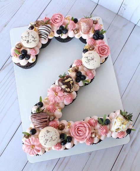 Pull Apart Cupcake, Cupcakes Flores, Alphabet Cake, Number Birthday Cakes, Cake Heart, Beaux Desserts, Pull Apart Cupcake Cake, Spring Cupcakes, Pull Apart Cake