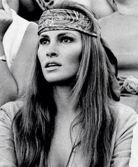 Raquel Welch. Raquel Welch 1970, Raquel Welsh, 70s Mode, Rachel Welch, Hippie Goddess, Seventies Style, Style Année 70, Woodstock Festival, Mia Farrow