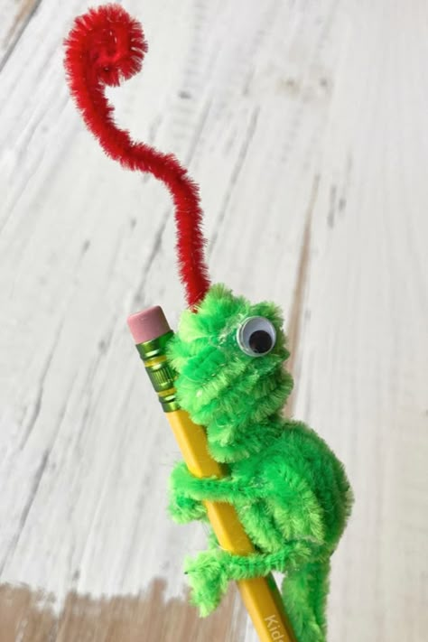 How to make the best pipe cleaner crafts for kids - Animal pencil toppers, borax crystals, flower counting, flower bookmarks, butterfly rings and more. Pipe Cleaners Crafts, Paper Craft Ideas For Kids, Pipe Cleaner Animals, Pipe Cleaner Art, Aesthetic Paper, Red Tongue, Pipe Cleaner Crafts, Diy Pipe, Camp Crafts