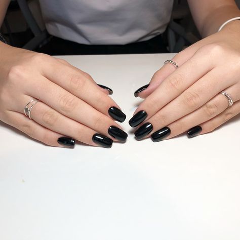 Delilah Briarwood, Real Gel Nails, Nails Short Round, Acrylic Nails Short, Black Almond Nails, Dnd Oc, Feet Nail Design, Pinterest Wardrobe, Unghie Sfumate