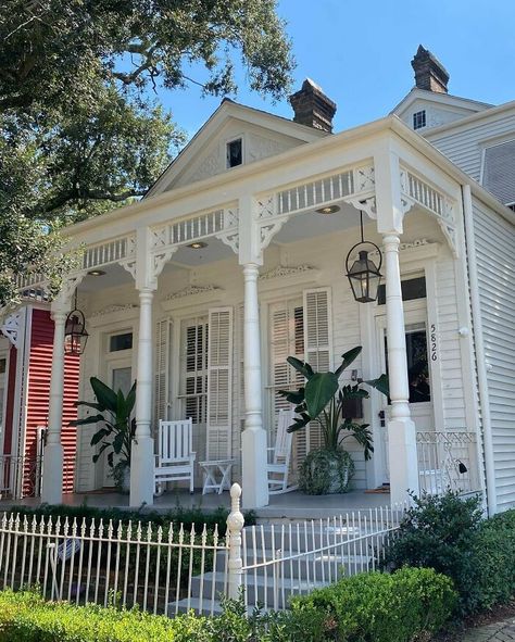 New Orleans Style Homes, New Orleans House, New Orleans Architecture, Historical Homes, New Orleans City, Shotgun House, Queen Anne Style, New Orleans Homes, Garden District