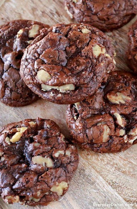 Chocolate Walnut Cookies, Walnut Cookie Recipes, Resepi Biskut, Walnut Cookies, Läcker Mat, Think Food, Brownie Cookies, Easy Cookie Recipes, Homemade Treats