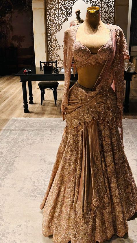 Tarun Tahiliani Lehenga, Ambani Wedding, Brocade Lehenga, Red Sari, Crystal Embroidery, Black Hair Extensions, Manish Malhotra, Vogue Beauty, Tarun Tahiliani