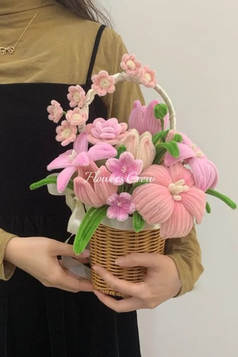 Pink flower basket for her Ribbon Flowers Bouquet, Clean Flowers, Piping Flowers, Diy Bouquet Wrap, Pipe Cleaner Flowers, Handmade Pipe, Eid Crafts, Flower Decorations Diy, Flower Bouquet Diy