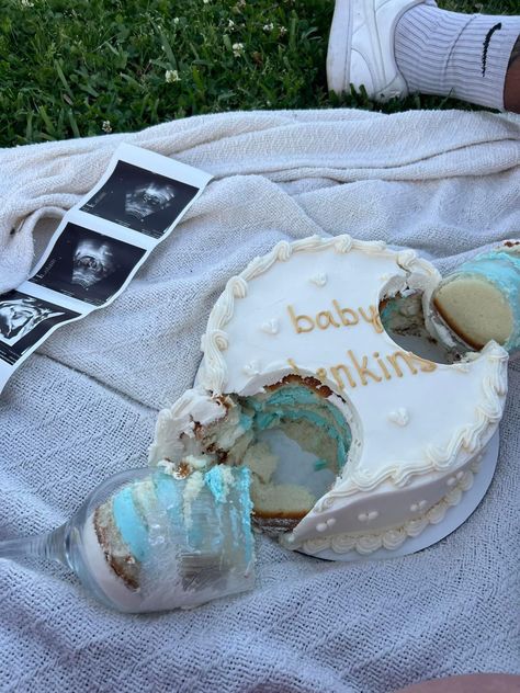 Pregnancy Announcement Pictures, Simple Gender Reveal, Pregnancy Announcement Photoshoot, Baby Announcement Photoshoot, Cute Pregnancy Pictures, Idee Babyshower, Cute Pregnancy Announcement, Baby Announcement Pictures