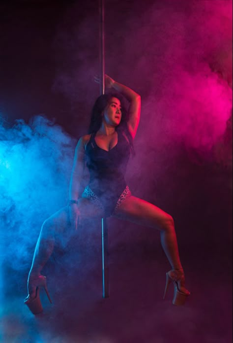 Red Pole Dancing Aesthetic, Pole Dance Photoshoot Ideas, Pole Photoshoot Ideas, Pole Picture Poses, Beginner Pole Photoshoot Poses, Pole Dance Poses Photo Shoots, Mirrors Photoshoot, Pole Photoshoot Poses, Burlesque Poses