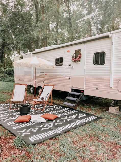 Decorating ideas for your RV patio or campsite that will inspire you to create a relaxing outdoor living space at your RV park, campground, or boondocking spot. | rvinspiration.com | #RVpatioideas #RVpatiodecoratingideas #campsitedecoratingideas #RVcampsitedecoratingideas Outdoor Rv Setup, Rv Exterior Remodel, Campsite Decorating Ideas, Campsite Decorating, Skoolie Life, Trailer House, Rv Patio, Motorhome Remodel, Rv Exterior