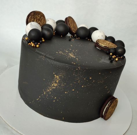 Chocolate cake under the fondant - birthday cake 🎂🍫 Black Elegant Cake, Cake With Oreos, Fondant Cakes Birthday, Elegant Cake, Elegant Cakes, Chocolate Cake, Oreo, Fondant, Leather Bracelet