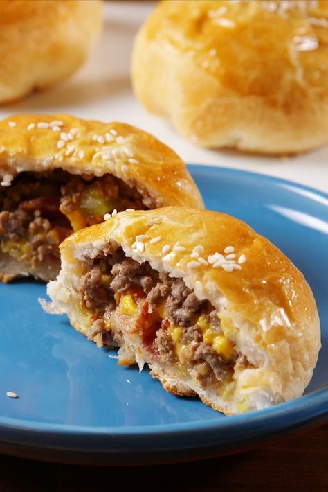 Bacon Cheeseburger Bombs vertical Pilsbury Recipes Christmas, Pilsbury Buiscits Recipes, Refrigerator Rolls, Biscuit Dough Recipes, Bacon Cheeseburger Dip, Easy Bacon Recipes, Canned Biscuit, Biscuits Recipes, Cheeseburger Pie