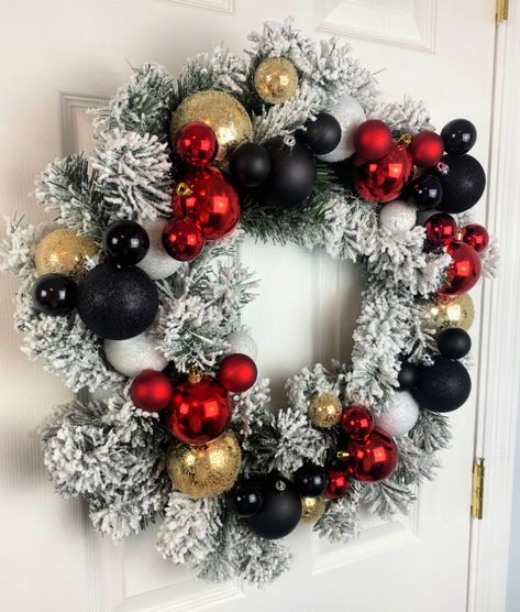 Disney Christmas Themes Ideas, Disney Wreath Christmas, Mickey Wreath Diy, Disney Wreath Diy, Mickey Mouse Christmas Party, Diy Wreaths For Front Door Christmas, Diy Disney Christmas Decorations, Disney House Decor, Disney Christmas Wreath