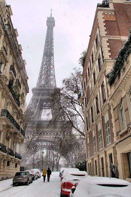 Paris Winter, Paris Dream, Christmas In Europe, Paris Vibes, Parisian Life, Europe Winter, Paris Aesthetic, Snowy Day, The Eiffel Tower