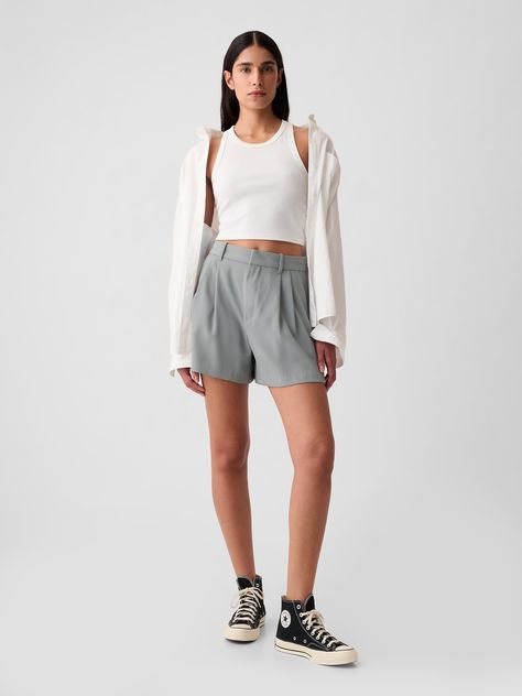 Soft woven tailored shorts.  E-waist with concealed hook and bar closure, zip fly.  Front slant pockets, back welt pockets.  Pleating at front.  * Fit: Relaxed.  An easy silhouette throughout.  Hits above the knee.  Inseam: 4" 10 cm) ​​ Models wearing Gap High Tops And Shorts, Trouser Shorts Outfit, Sporty Shorts Outfit, Tailored Shorts Outfit, Grey Shorts Outfit, Athletic Shorts Outfit, Spain Outfit, Outfits New York, Trouser Shorts